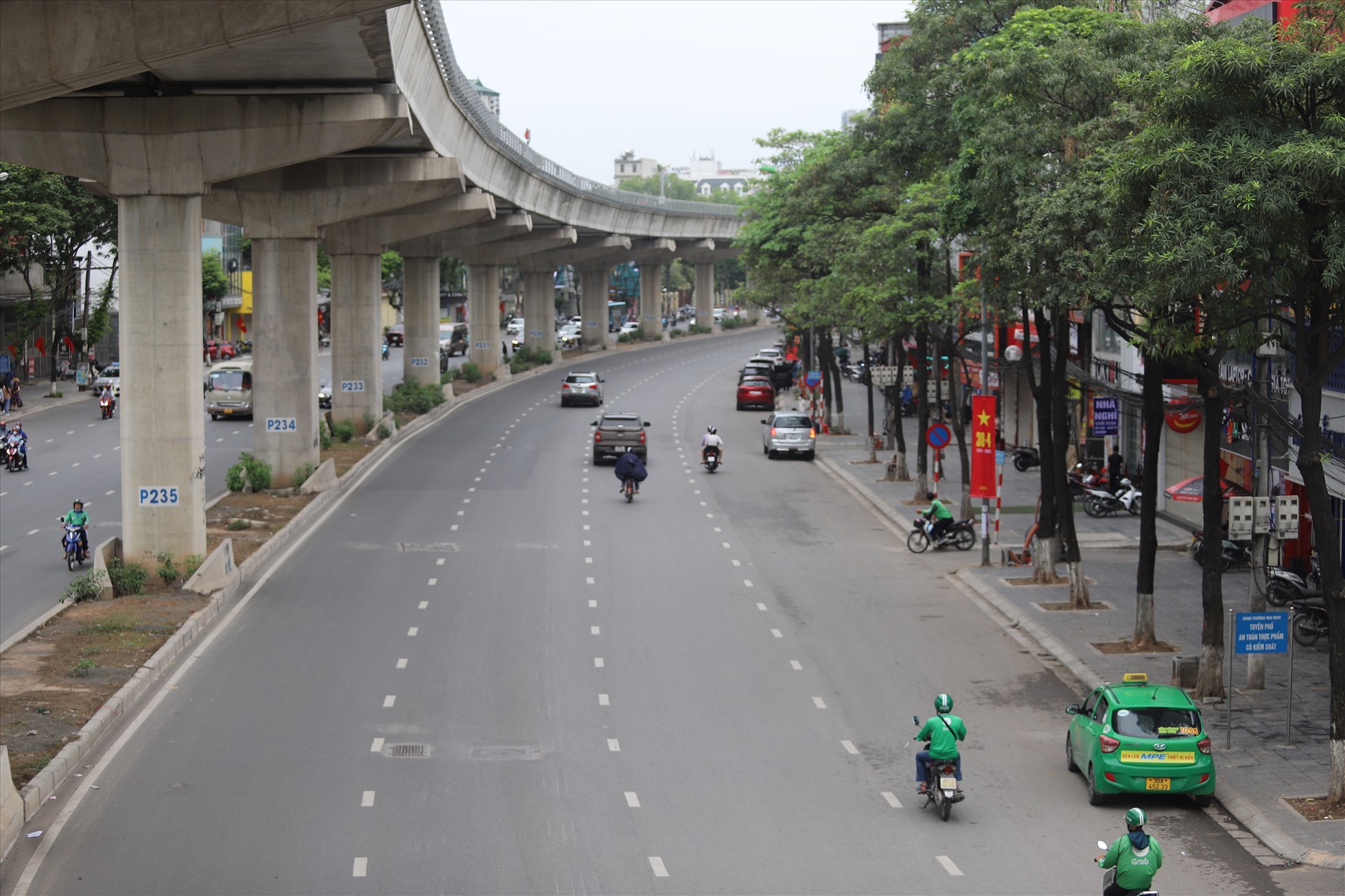 Tuyến đường Hồ Tùng Mậu về Quốc lộ 32 vắng vẻ trong sáng 30.4. Ảnh: Phạm Đông
