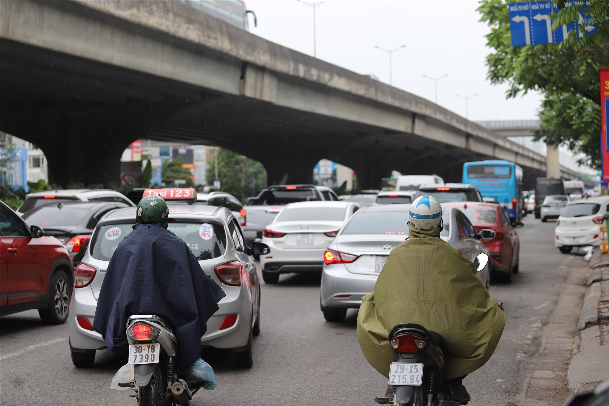 Lối lên Vành đai 3 đoạn Nguyễn Xiển cũng ùn tắc do phương tiện tăng cao.