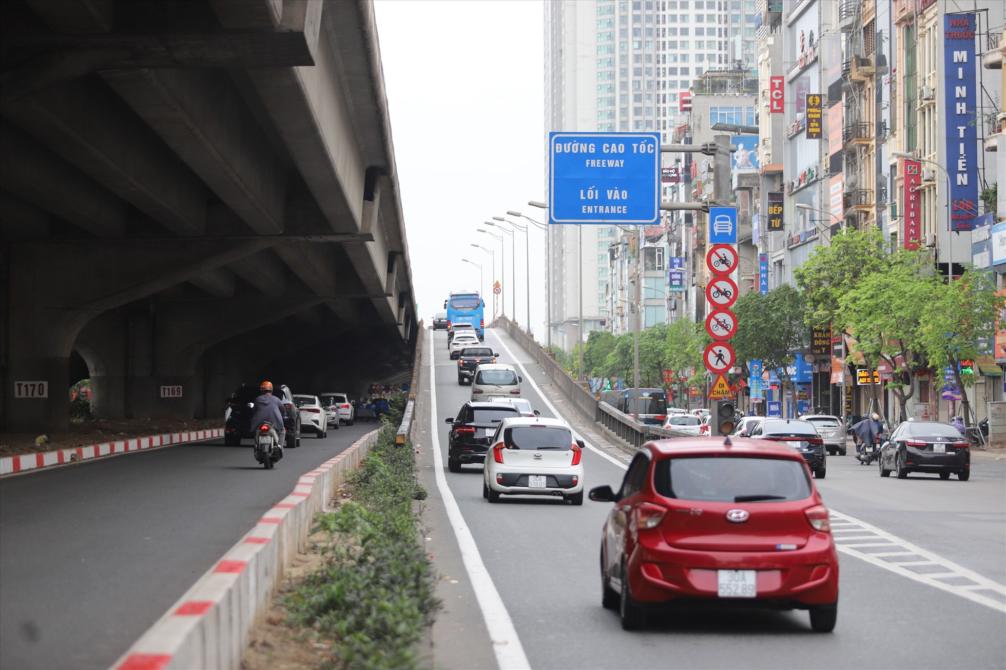 Lối lên Vành đai 3 đoạn Nguyễn Xiển cũng ùn tắc do phương tiện tăng cao.