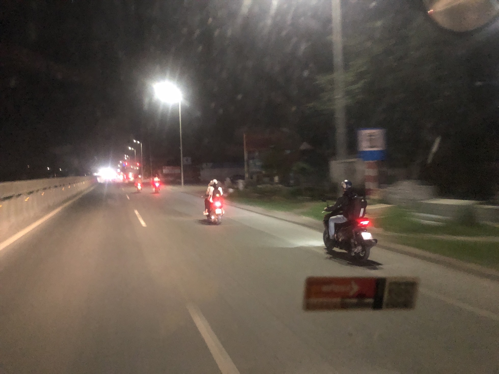 Nhiều người đi xe máy về quê qua địa phận tỉnh Thanh Hóa vào thời điểm 0h30 ngày 29.4. Ảnh: Hữu Chánh