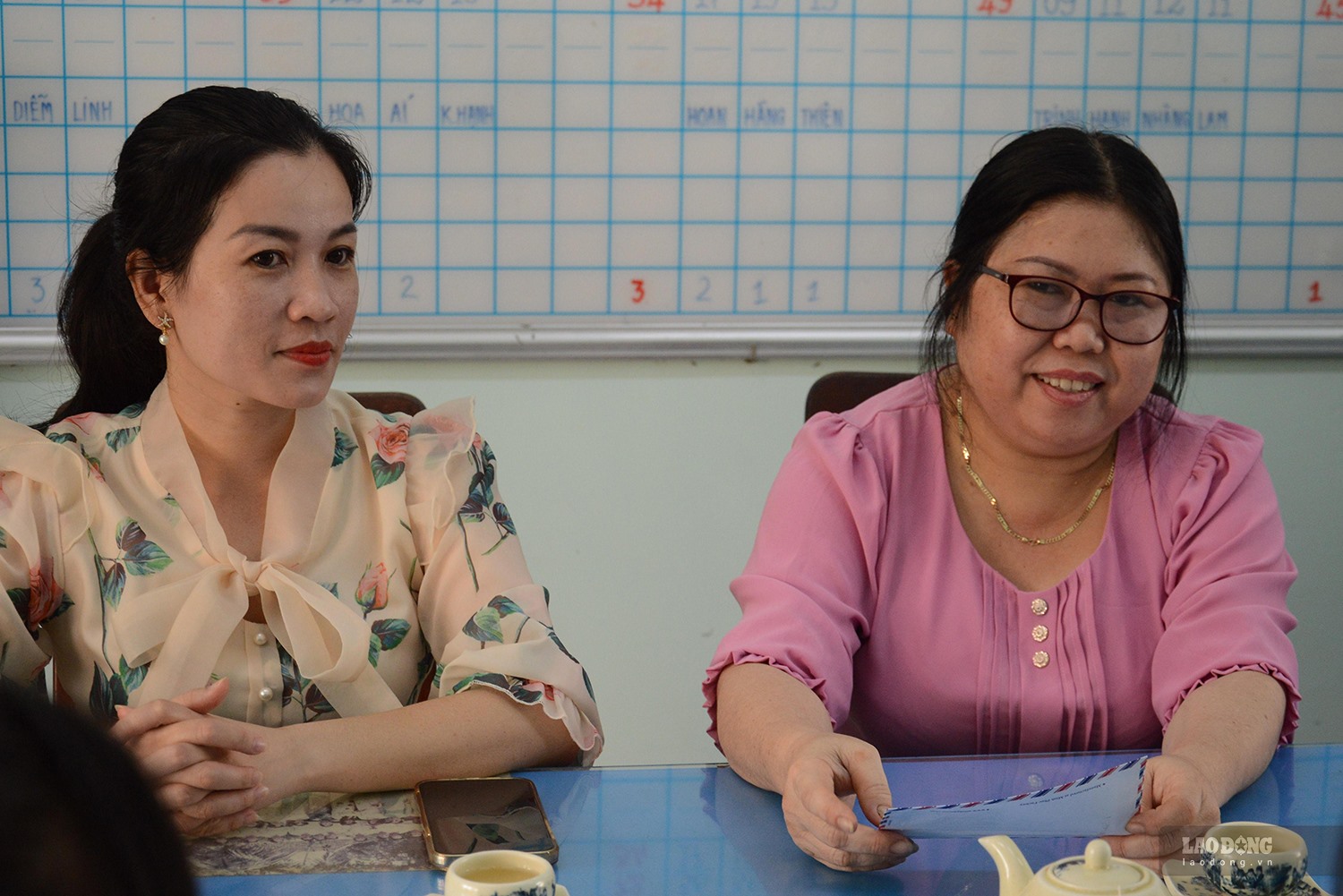 Các đồng nghiệp của nhà trường thường xuyên động viên, chia sẻ bớt gánh nặng để giúp cô Diễm (bên phải) chống chọi với bệnh tật. Ảnh: Ngọc Viên