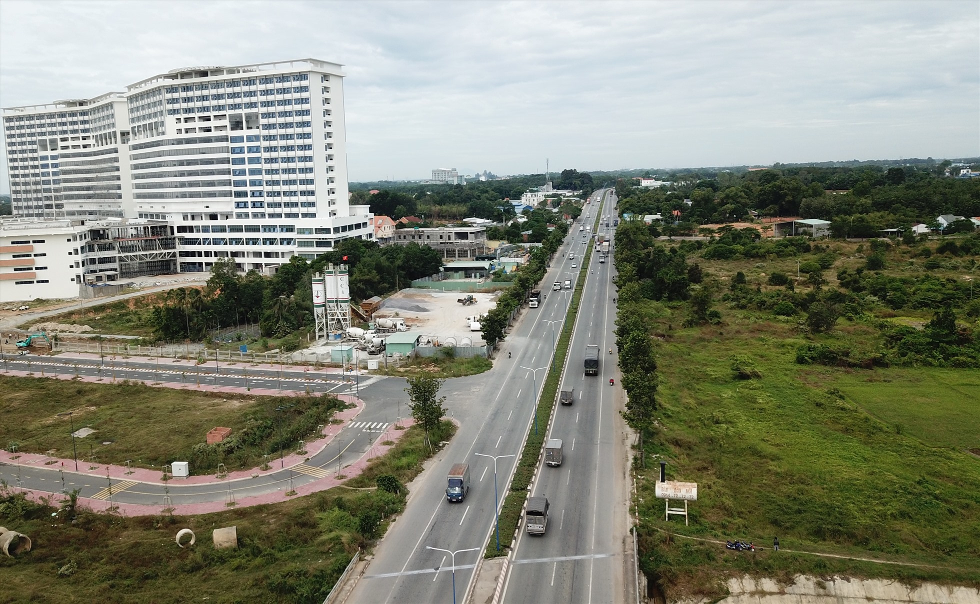 Đây là đường Mỹ Phước Tân Vạn đoạn từ vòng xoay Định Hòa (Thủ Dầu Một) đến ngã 3 Tân Vạn (Dĩ An) có 6 làn xe được xây dựng vào đưa vào sử dụng từ năm 2015. Tuyến đường này chuyên chở hàng hóa từ nhiều khu công nghiệp ở Bình Dương về các trung tâm logistics ở TP.HCM.