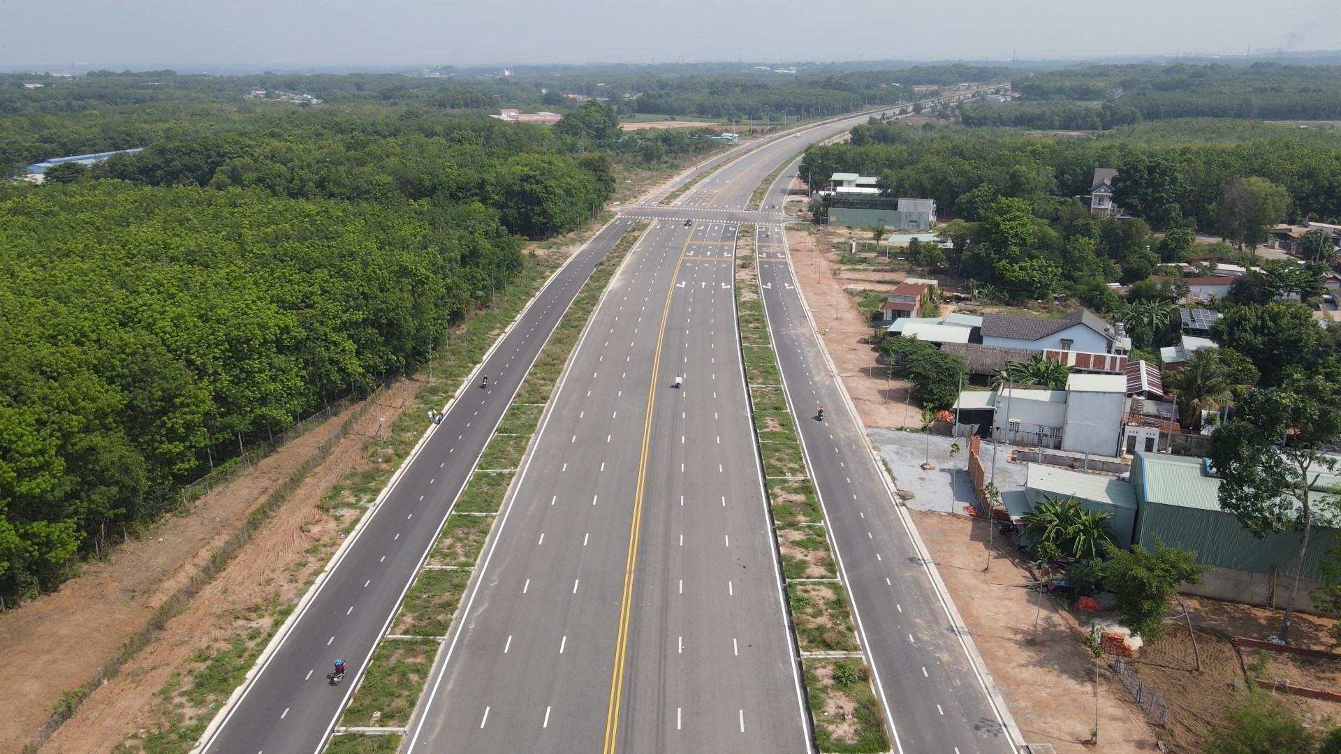 Đường Mỹ Phước Tân Vạn đoạn Bến Cát và Bàu Bàng đều được đầu tư quy mô 10 làn xe chạy.
