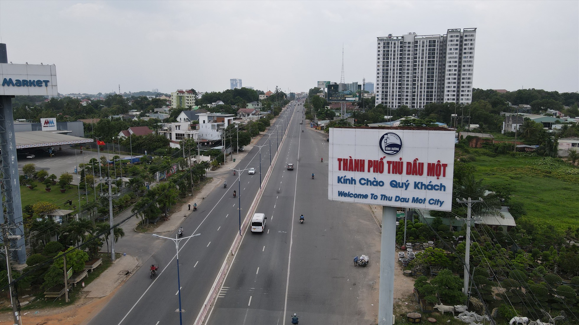 Đây là quốc lộ 13 đoạn giáp ranh thành phố Thuận An và thành phố Thủ Dầu Một tỉnh Bình Dương. Trước đây, quốc lộ 13 là trục giao thông chính của Bình Dương. Hiện tuyến đường này đang thực hiện dự án nâng cấp mở rộng lên 8 làn đường.