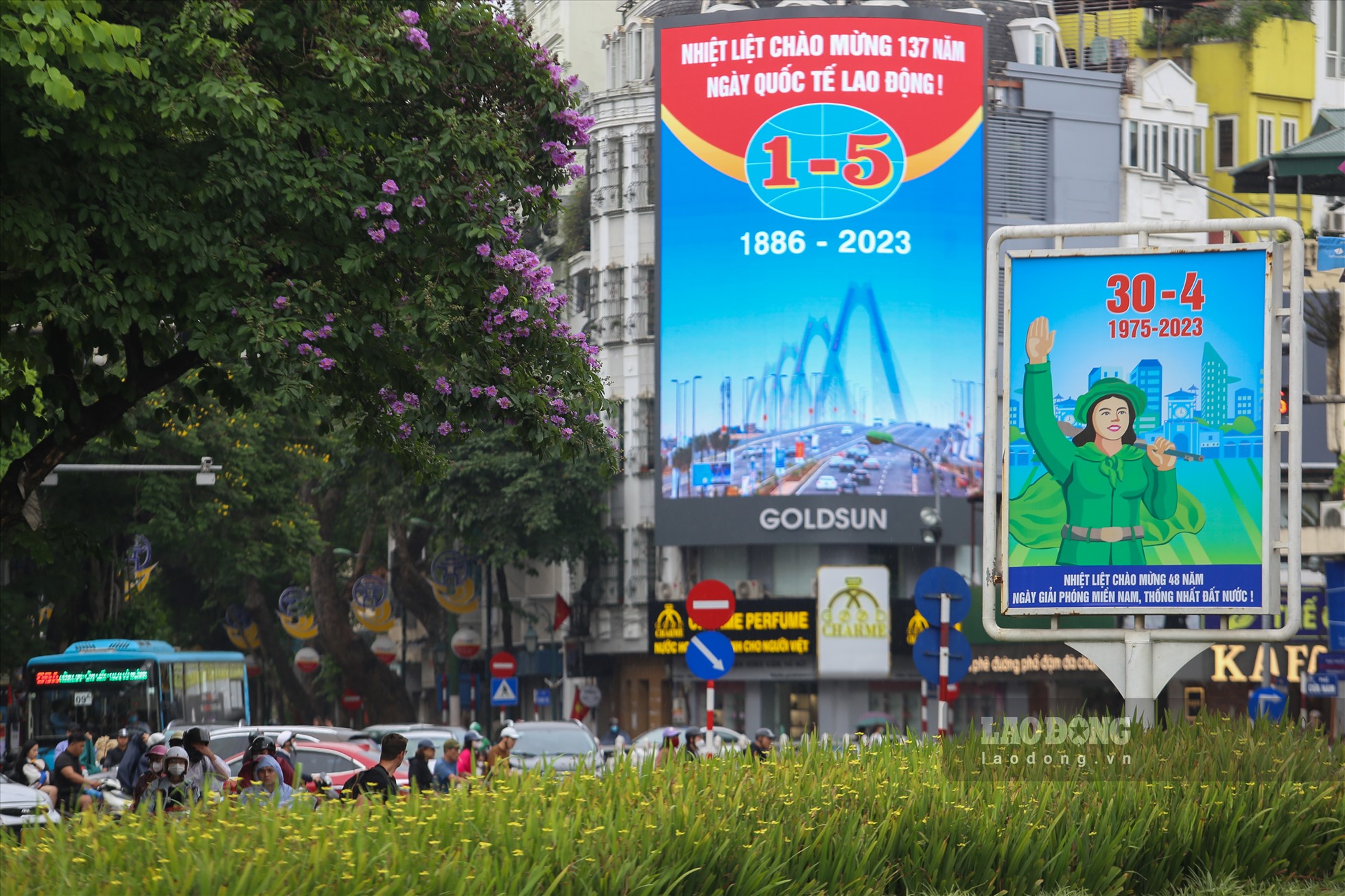 Chào mừng 48 năm Ngày Giải phóng miền Nam, thống nhất đất nước 30.4, 137 năm Ngày Quốc tế Lao động 1.5 và 69 năm Chiến thắng lịch sử Điện Biên Phủ, cờ hoa, biểu ngữ, áp phích chào mừng được trang hoàng trên nhiều tuyến đường của Thủ đô Hà Nội.