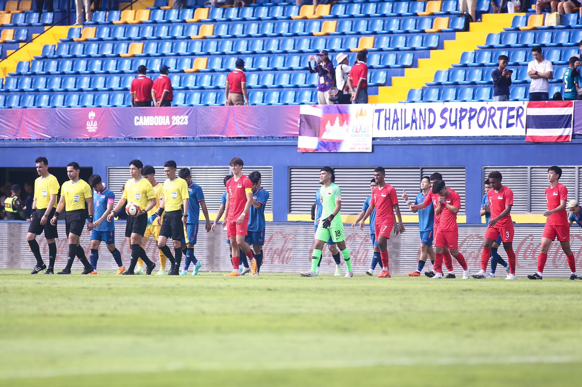16h00: Trận đấu bắt đầu. U22 Thái Lan là đội giao bóng trước.