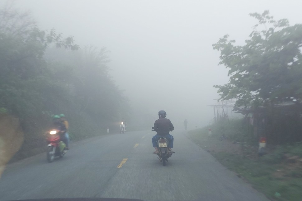 Đường đi chợ biên giới dù đã 9h sáng nhưng nhiều đoạn sương mù dày đặc. Ảnh: Trần Tuấn.