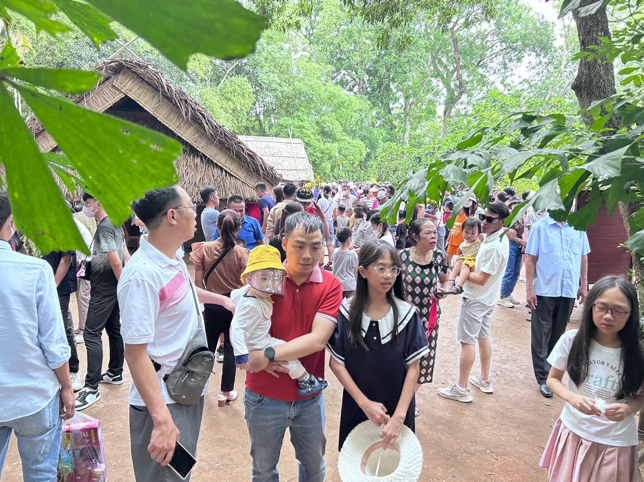 Du khách chen chân về thăm nhà quê nội Bác Hồ. Ảnh: Quang Đại