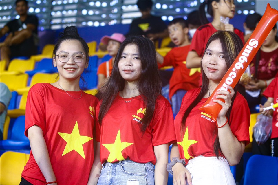 Rất đông cổ động viên Việt Nam có mặt tại sân vận động Prince để cổ vũ cho U22 Việt Nam. Ảnh: Thanh Vũ