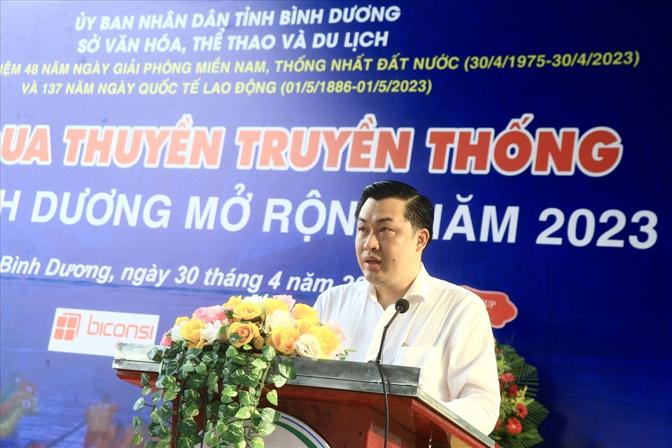 Ông Cao Văn Chóng - Phó Giám đốc Sở Văn hóa, Thể thao và Du lịch, Trưởng ban tổ chức, phát biểu khai mạc. Ảnh: Đ.H