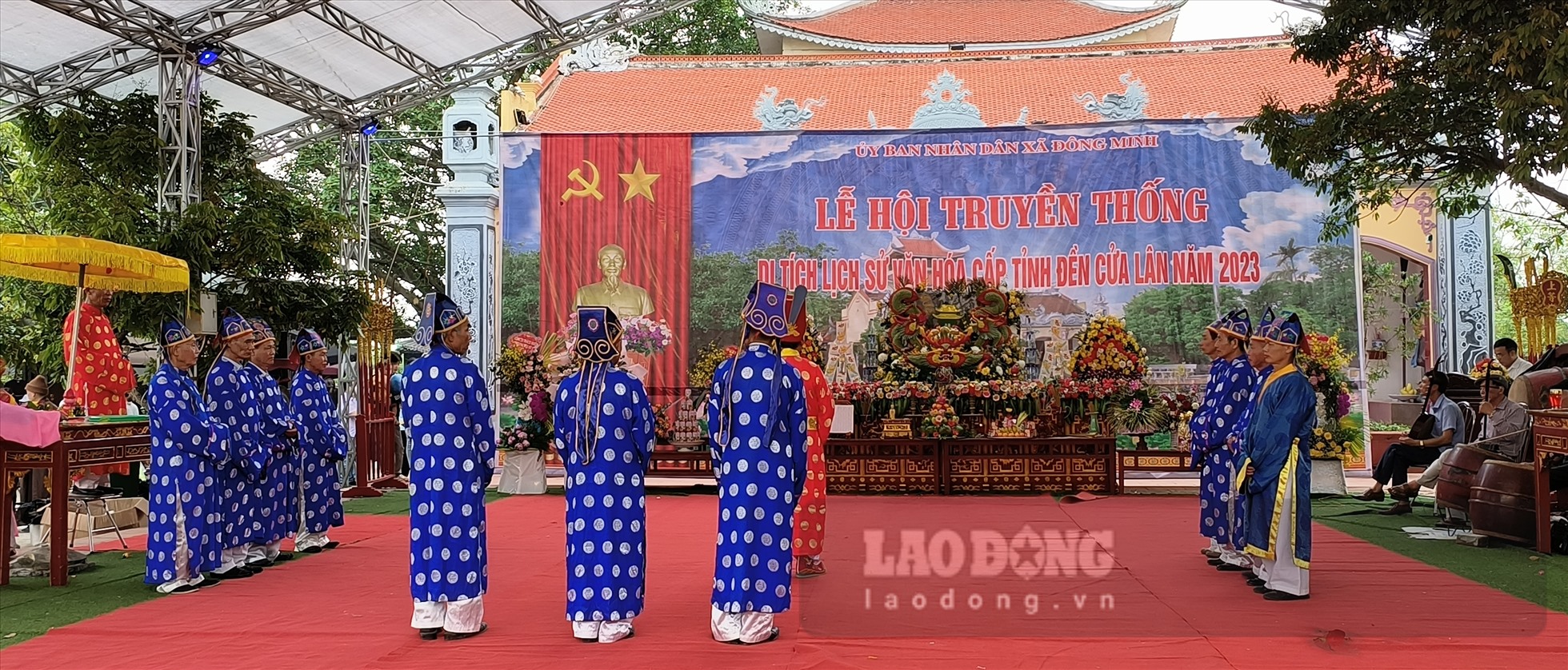 Các cụ cao niên trong làng Ngải Châu (xã Đông Minh, huyện Tiền Hải, tỉnh Thái Bình) thực hiện nghi thức tại Lễ hội Đền Cửa Lân trước sự chăm chú theo dõi của nhân dân, du khách. Ảnh: Trung Du