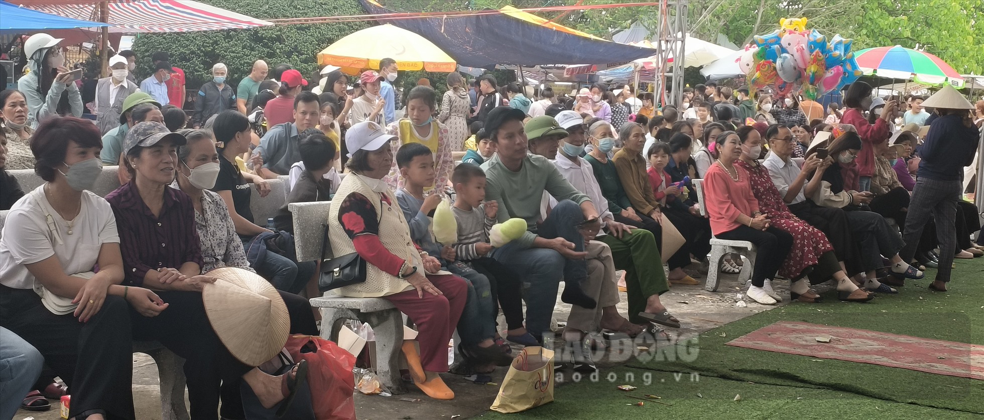 Các cụ cao niên trong làng Ngải Châu (xã Đông Minh, huyện Tiền Hải, tỉnh Thái Bình) thực hiện nghi thức tại Lễ hội Đền Cửa Lân trước sự chăm chú theo dõi của nhân dân, du khách. Ảnh: Trung Du