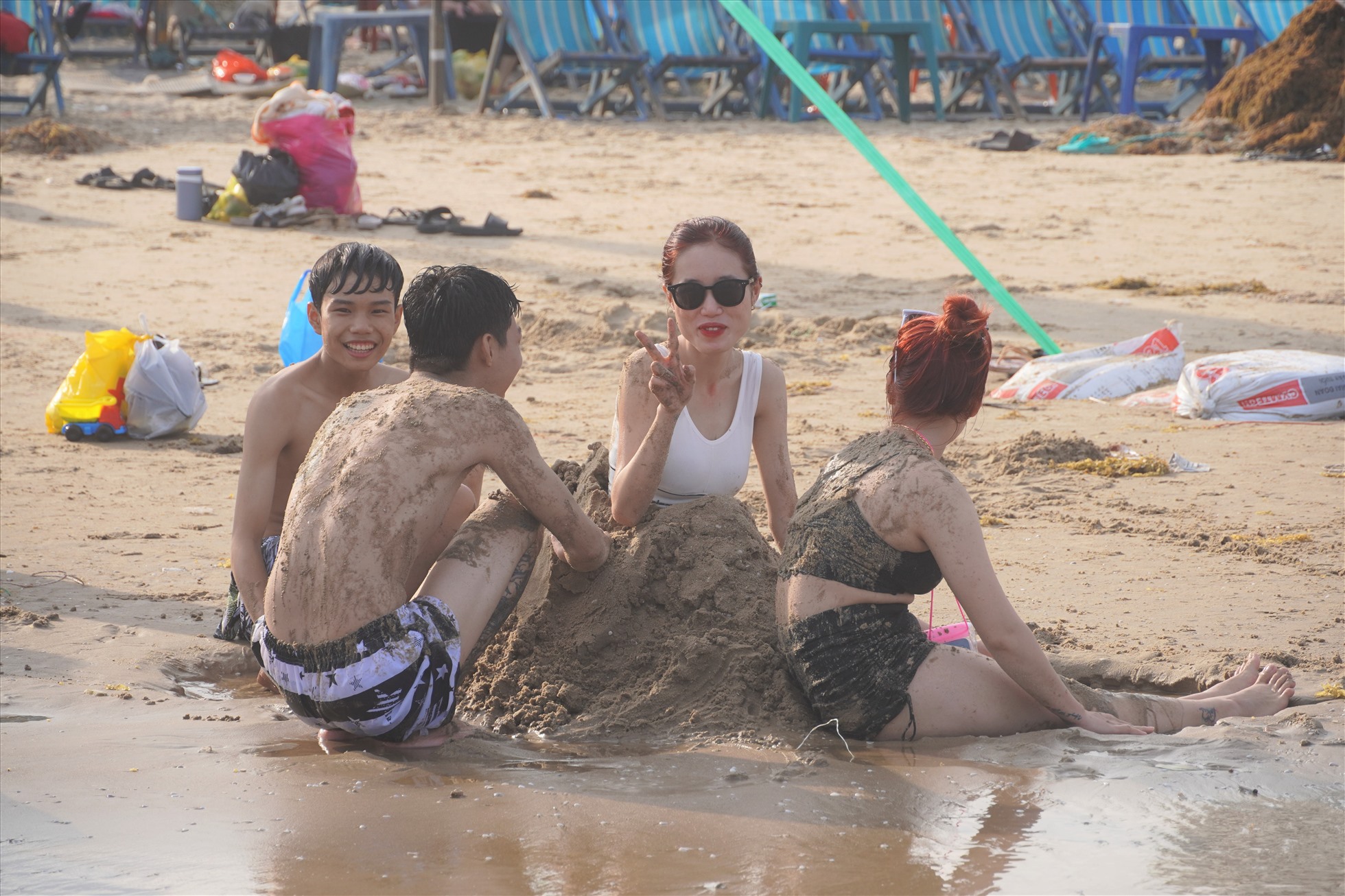 Nhiều du khách sau khi vùng vẫy trong làn nước mát, đã lên bờ nghỉ ngơi, chơi đùa nhẹ trên bãi cát. Ảnh: Thành An
