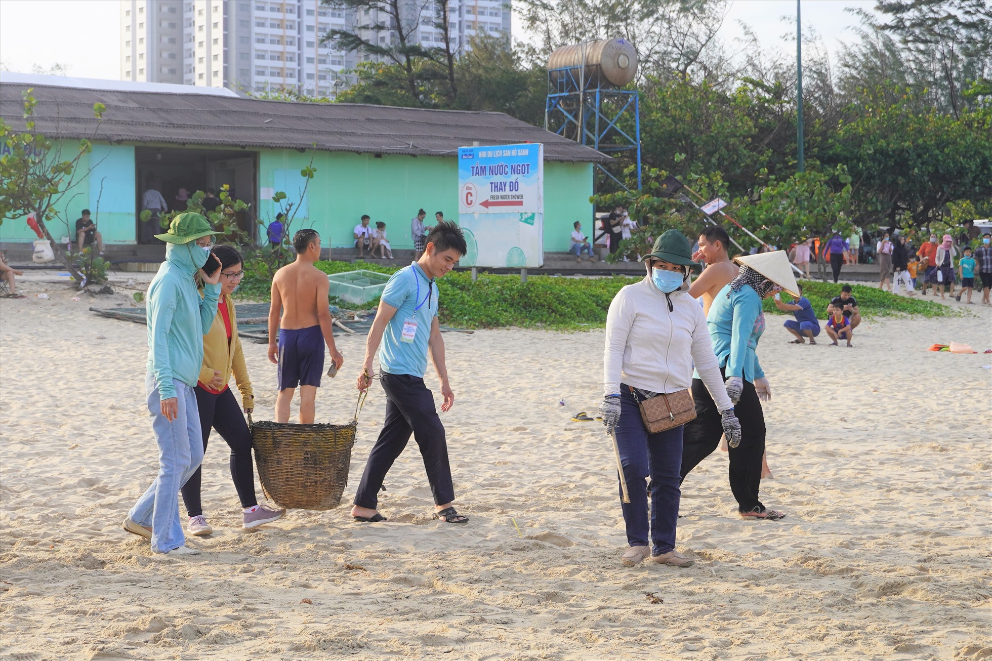 Mùa này, những con sóng đẩy một lượng lớn rác và rong biển vào bờ. Vì thế chính quyền địa phương đã huy động nhiều lực lượng tham gia dọn vệ sinh làm sạch bãi biển.
