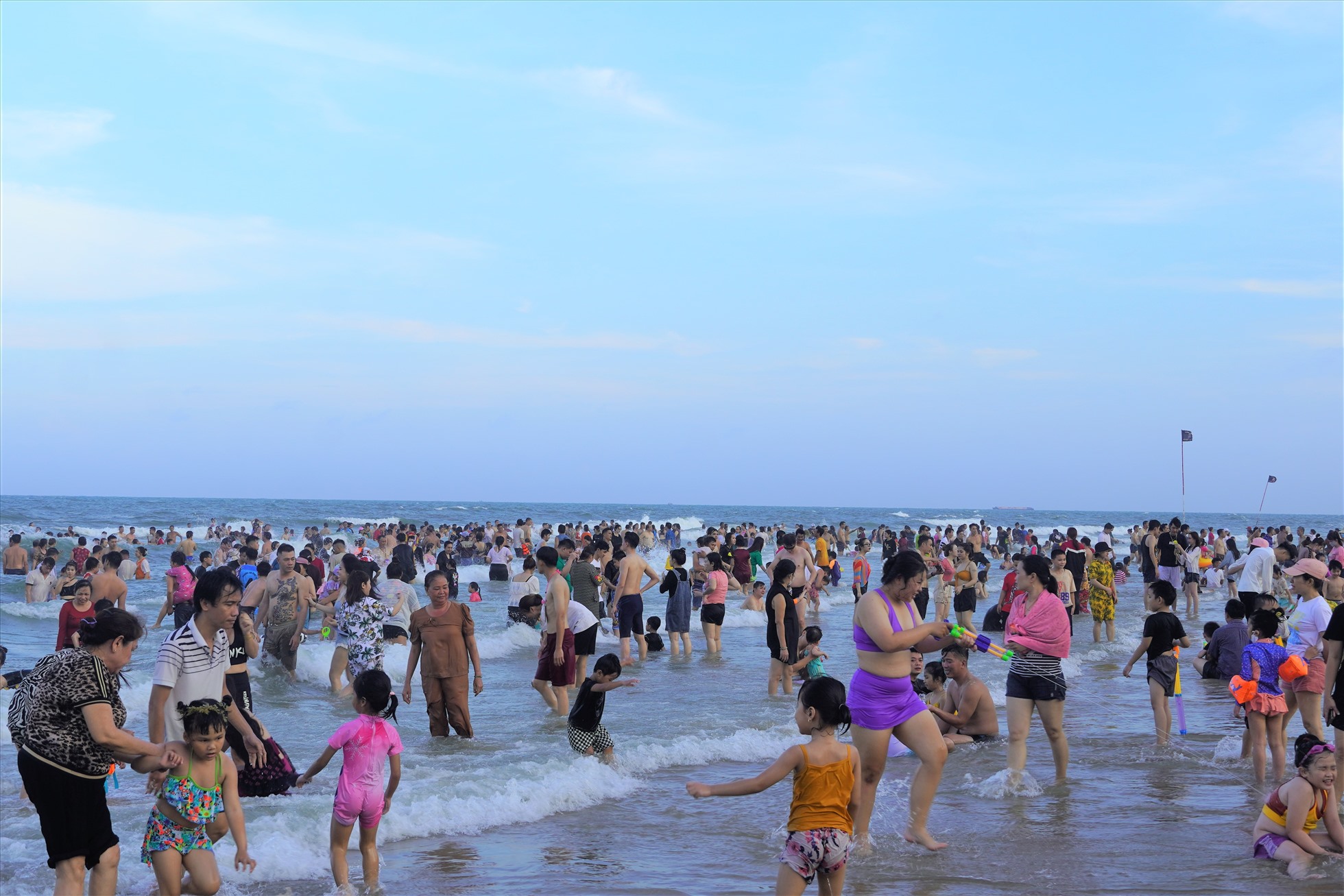 Trời càng về chiều, bãi tắm càng đông khách du lịch. Theo thống kê, trong ngày 30.4, TP Vũng Tàu đón khoảng 85.000 lượt du khách. Trong đó, khoảng 74.000 lượt khách tắm biển nhưng vẫn đảm bảo an toàn. Ảnh: Thành An