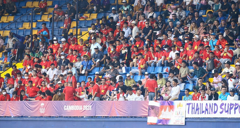 Một phần khán đài sân vận động Prince được phủ đỏ bởi sắc cờ, áo của U22 Việt Nam.