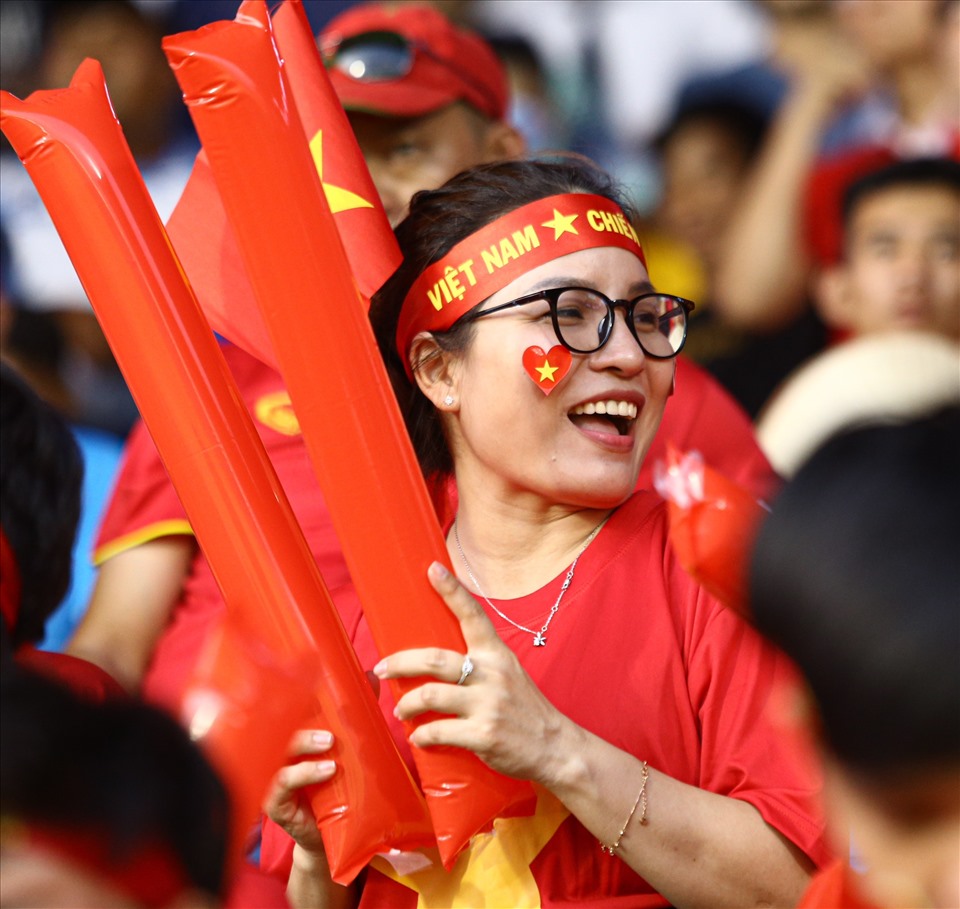 Các khán giả mang theo băng rôn, khẩu hiệu, cờ để cổ vũ cho U22 Việt Nam.