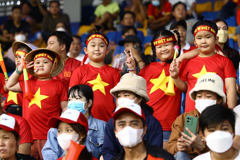 Các khán giả ở nhiều độ tuổi, từ người lớn tới trẻ em đều háo hức chờ đợi màn trình diễn của U22 Việt Nam tại SEA Games 32.