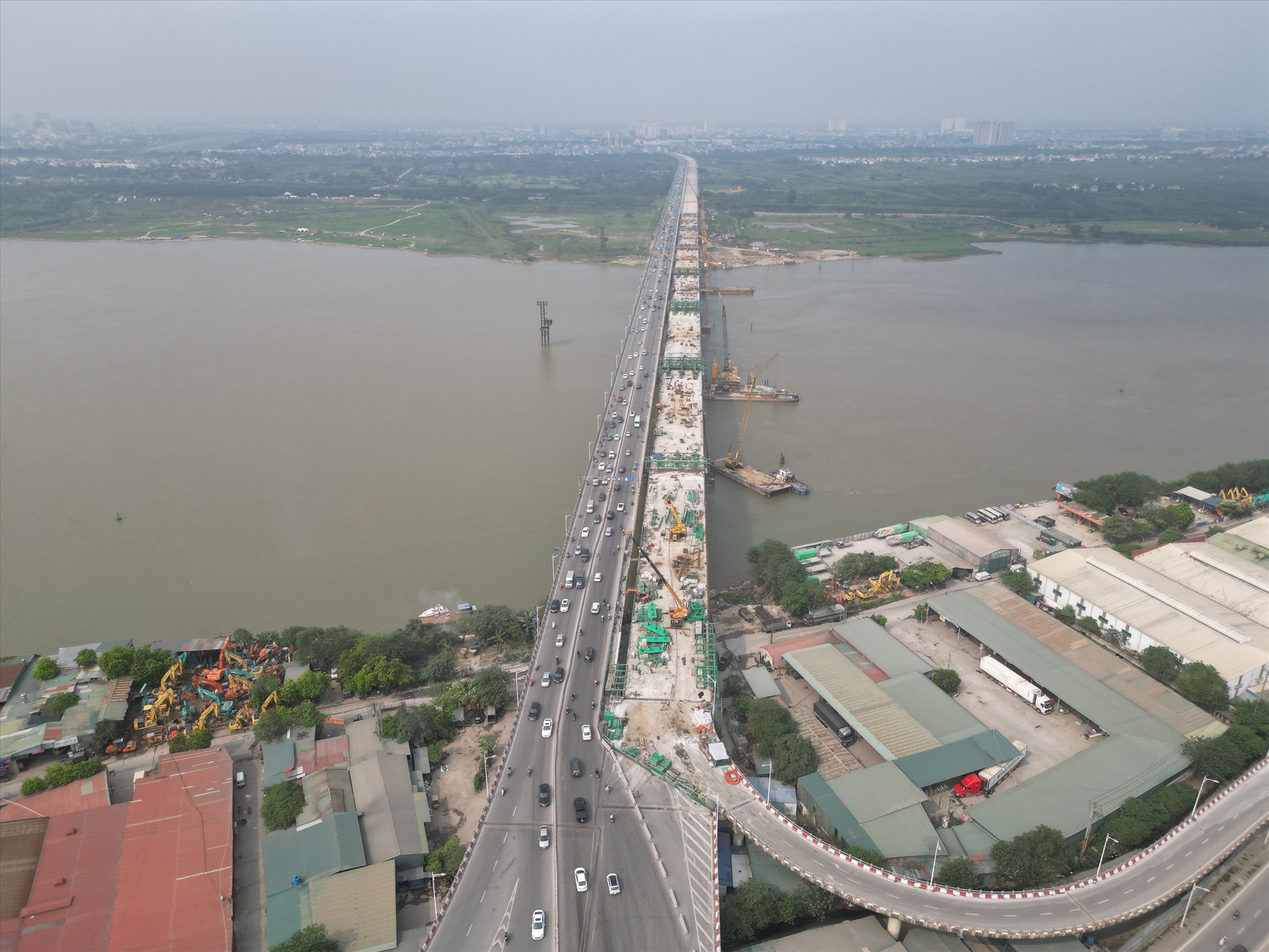 Đường dẫn cầu từ phía trung tâm TP Hà Nội đi Long Biên đã được khớp nối và đang được để máy móc phục vụ công trường. Ảnh: Hữu Chánh