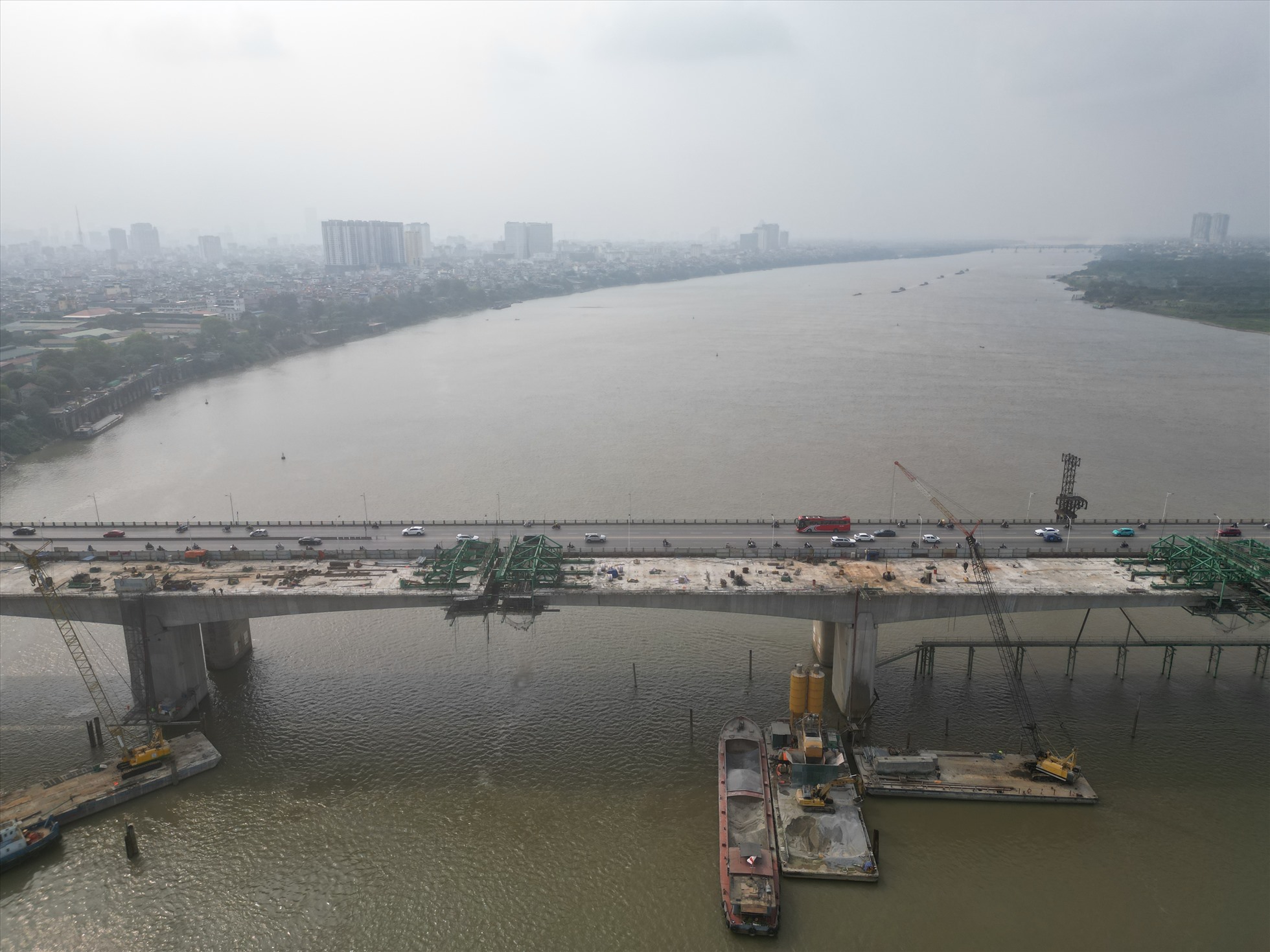 Hạng mục phức tạp nhất của cầu Vĩnh Tuy 2 là cầu chính vượt dòng chủ có nhịp dài tới 135m, có các trụ được thi công giữa lòng sông đã được hoàn thành.
