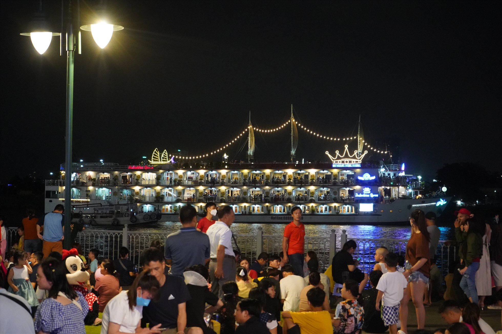 Nhiều du khách chọn xem bắn pháo hoa kết hợp thưởng thức ẩm thực trên những du thuyền giữa dòng Sông Sài Gòn.