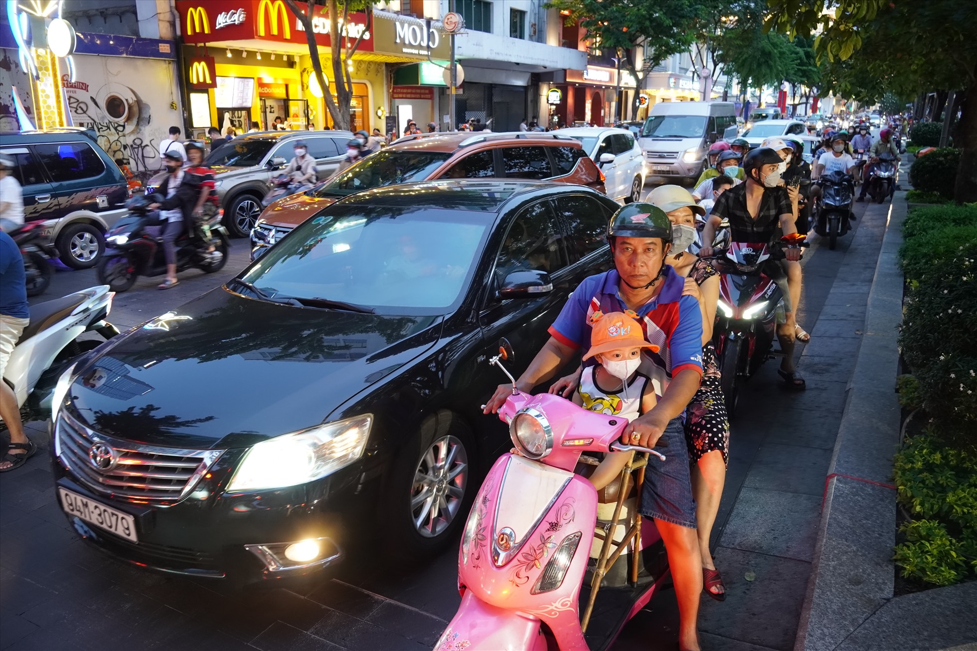 Mới khoảng 19 giờ, phố đi bộ Nguyễn Huệ (quận 1) đã bắt đầu đông nghịt người đổ về vui chơi và “xí” chỗ chờ xem bắn pháo hoa tầm cao diễn ra vào lúc 21 giờ.