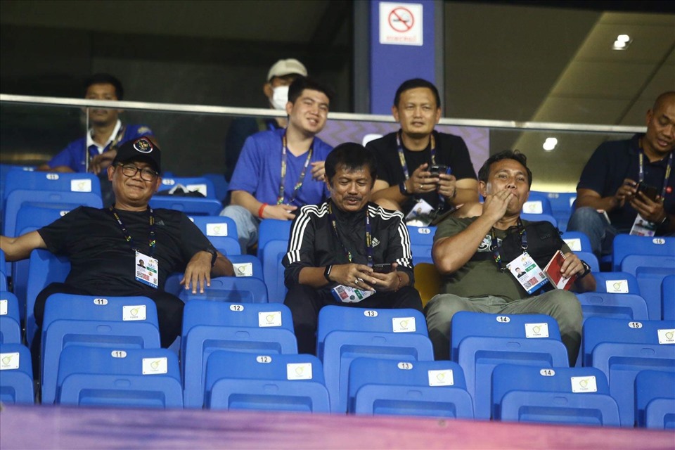 Huấn luyện viên U22 Indonesia Indra Sjafri cũng có mặt trên khán đài. Ảnh: Thanh Vũ