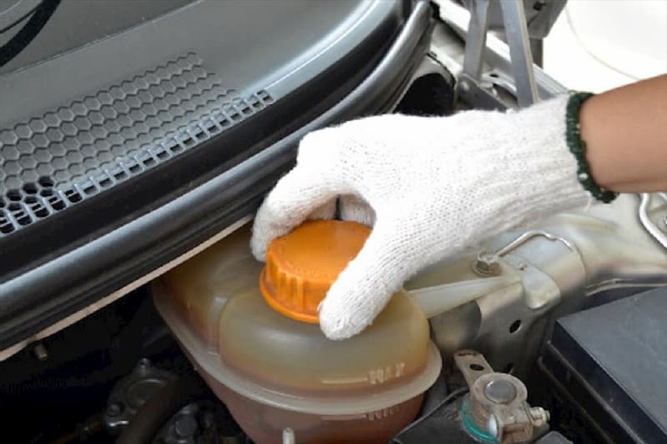 Để kiểm tra nước làm mát xe ôtô đang ở mức nào, người dùng cần kiểm tra bình chứa dung dịch làm mát. Ảnh: Nguyễn Duy