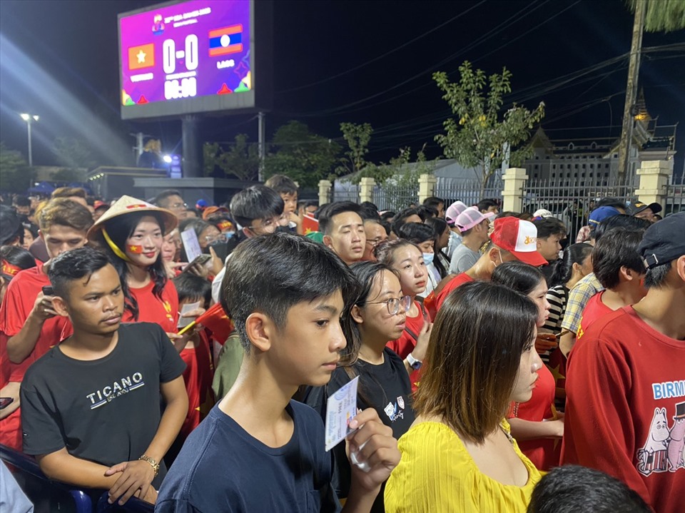 Trận U22 Việt Nam vs U22 Lào diễn ra trên sân Prince tối 30.4, thu hút rất đông cổ động viên, đặc biệt là các fan tại Việt Nam. Tuy nhiên, sát giờ thi đấu nhiều người vẫn chưa thể vào sân do bị ban tổ chức chặn ngay cửa ra vào.