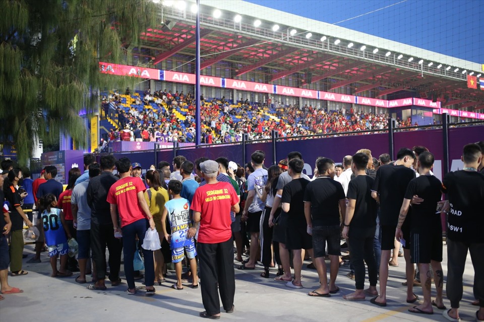 Sân Prince có sức chứa hơn 15.000 khán giả gần như kín sân ở trận ra quân của U22 Việt Nam. Với việc không vào sân sớm, nhiều người đã lỡ không được xem bàn thắng sớm của U22 Việt Nam trước U22 Lào ở ngay phút thứ 2.