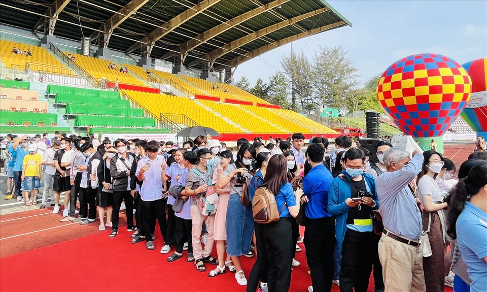 Hoạt động diễn ra miễn phí nên ngay sau khai mạc đã có hơn 200 khách đăng ký bay thử. Cô Thuỷ (ảnh) ở TP Cần Thơ cùng vài người bạn đến đây từ sớm, háo hức vì thành phố có một lễ hội độc đáo, sắc màu và hoành tráng như vậy.