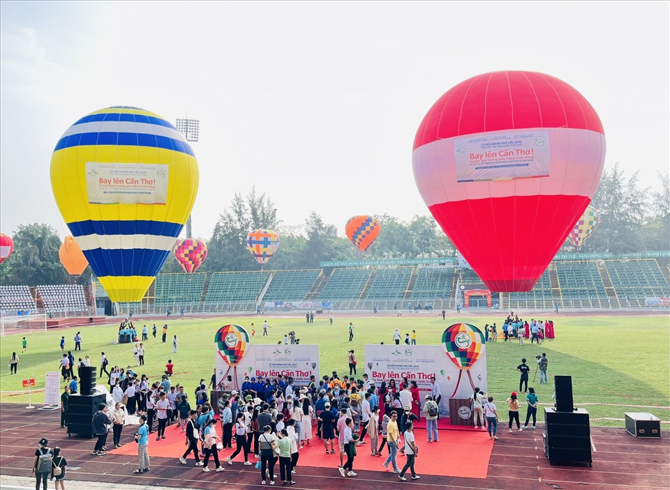 Lễ hội khinh khí cầu Cần Thơ năm 2023 vừa được khai mạc sáng nay với chủ đề “Bay lên Cần Thơ, tự hào quê hương gạo trắng nước trong”. Sự kiện diễn ra từ nay đến ngày 3.5 tại sân vận động Cần Thơ trên đường Lê Lợi, phường Cái Khế, quận Ninh Kiều, thành phố Cần Thơ.