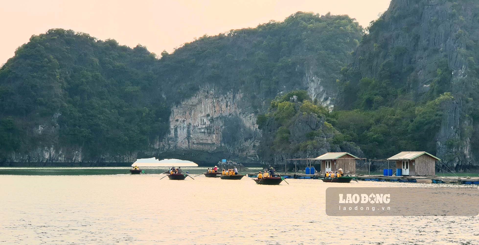 Đi thuyền nan qua cổng làng chài Vung Viêng luôn là một trải nghiệm thích thú đối với bất kỳ du khách nào. Ảnh: Nguyễn Hùng