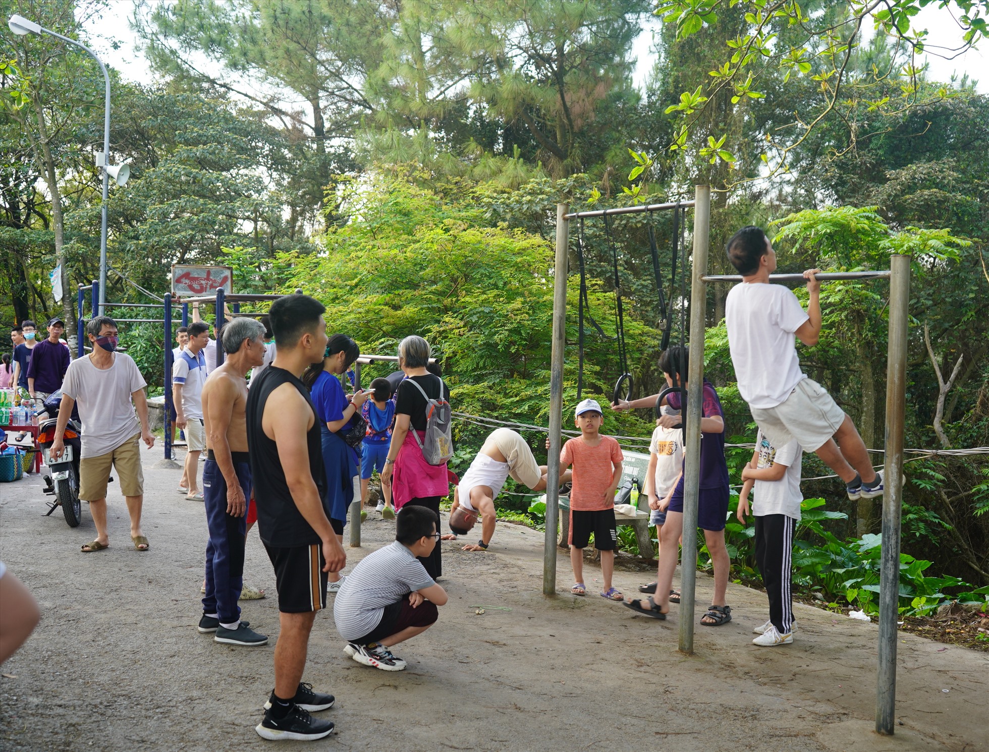 Trên đồi Thiên Văn có lắp nhiều dụng cụ thể dục để phục vụ nhu cầu tập luyện thể thao hàng ngày của nhân dân địa phương.