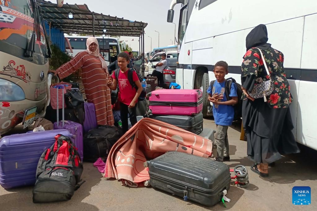 Những người chạy trốn khỏi Sudan đến một trạm xe buýt ở Aswan, Ai Cập, ngày 25.4..2023. Ảnh: Xinhua