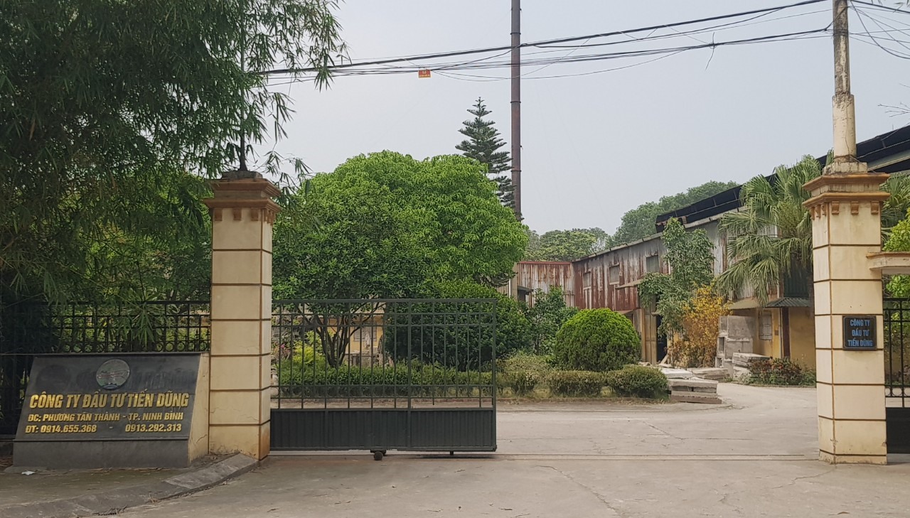 Công ty TNHH giấy Tiến Dũng nằm ngay tại trung tâm thành phố Ninh Bình và thường xuyên hoạt động gây ô nhiễm môi trường. Ảnh: Diệu Anh