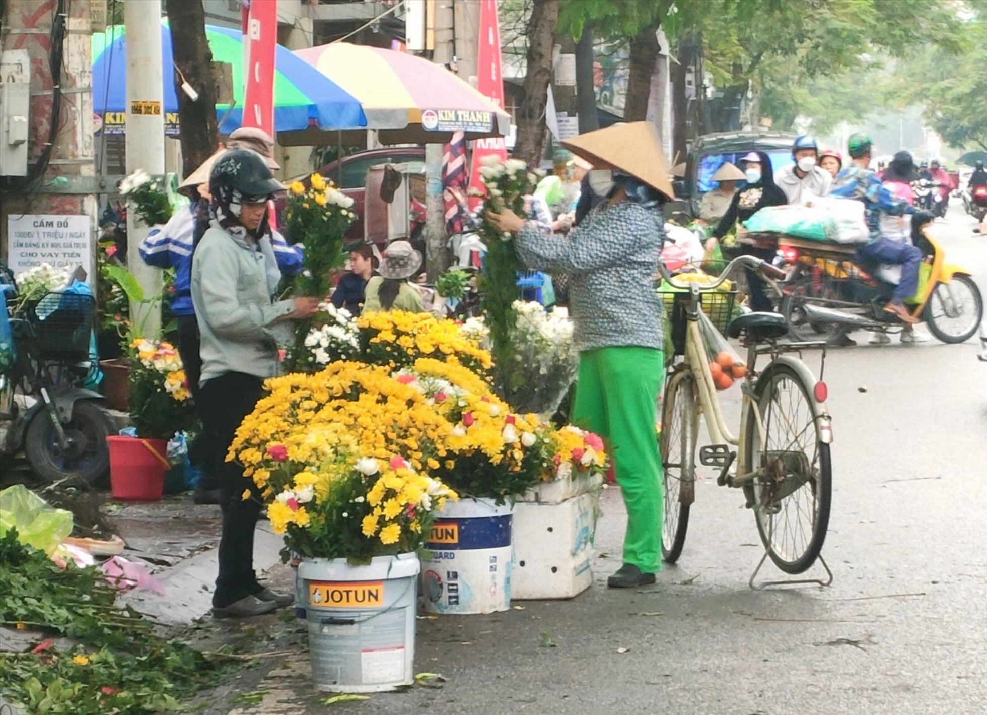 Các buổi sáng hàng ngày tại chợ Lương Văn Can, tình trạng sạp, quầy hàng rong tràn xuống đường còn tiếp diễn, gây mất mĩ quan đô thị, ảnh hưởng giao thông.