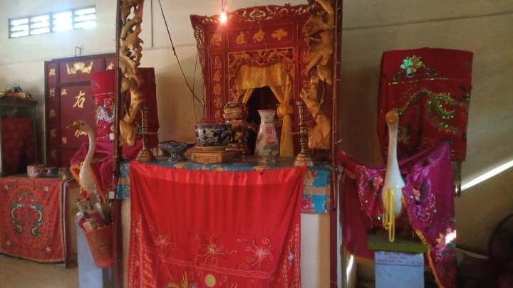 Bàn thờ bên trong miếu.