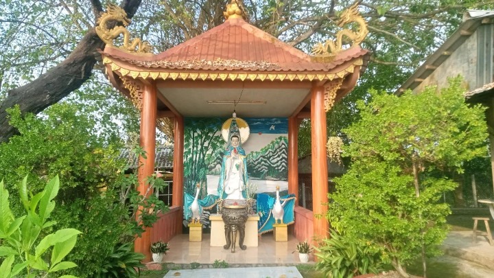 Bệ thờ quan âm hướng ra sông.
