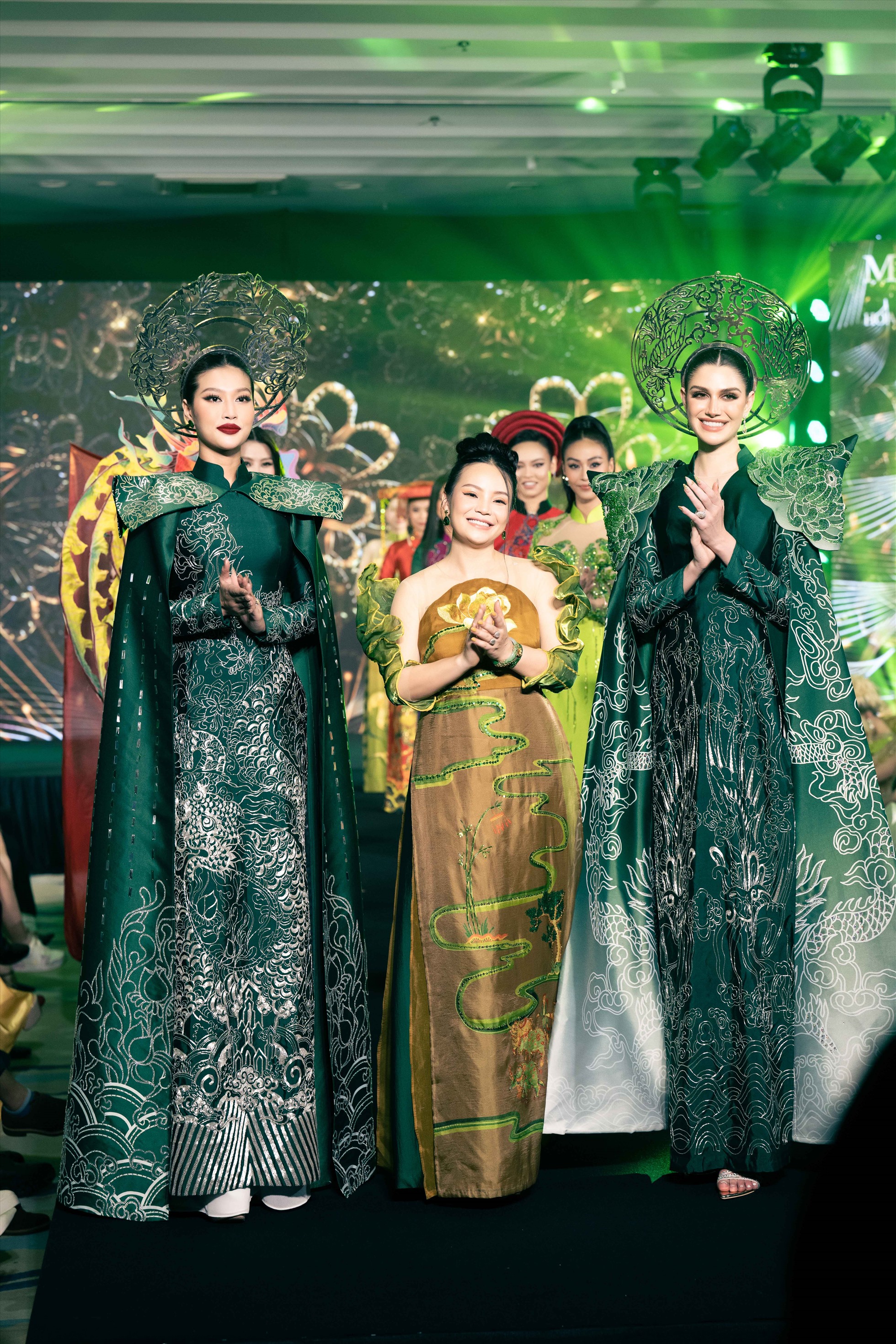 Hoa hậu đẹp nhất thế giới Isabella Menin cùng Hoa hậu Đoàn Thiên Ân, các Á hậu và dàn người đẹp Miss Grand Vietnam 2022 đã có phần trình diễn áo dài Việt Nam trước công chúng.