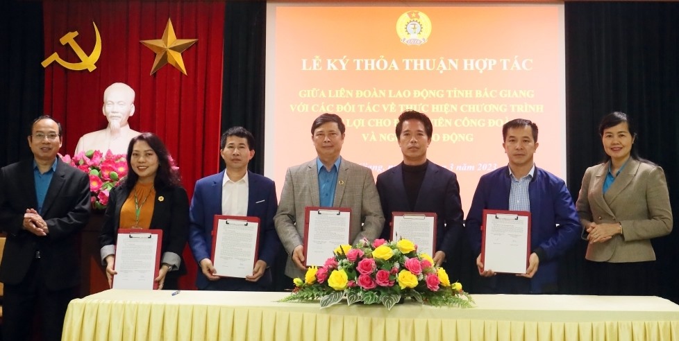 Lãnh đạo Liên đoàn Lao động tỉnh Bắc Giang và lãnh đạo 4 đối tác ký thỏa thuận hợp tác. Ảnh: Nguyễn Thị Mơ