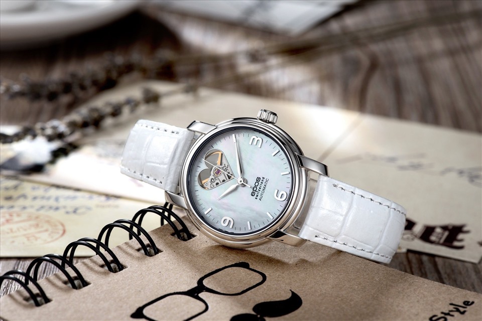 Đồng hồ nữ Epos Thụy Sỹ với thiết kế lộ máy độc đáo vừa đẳng cấp, sang trọng vừa trẻ trung. Nguồn ảnh:
