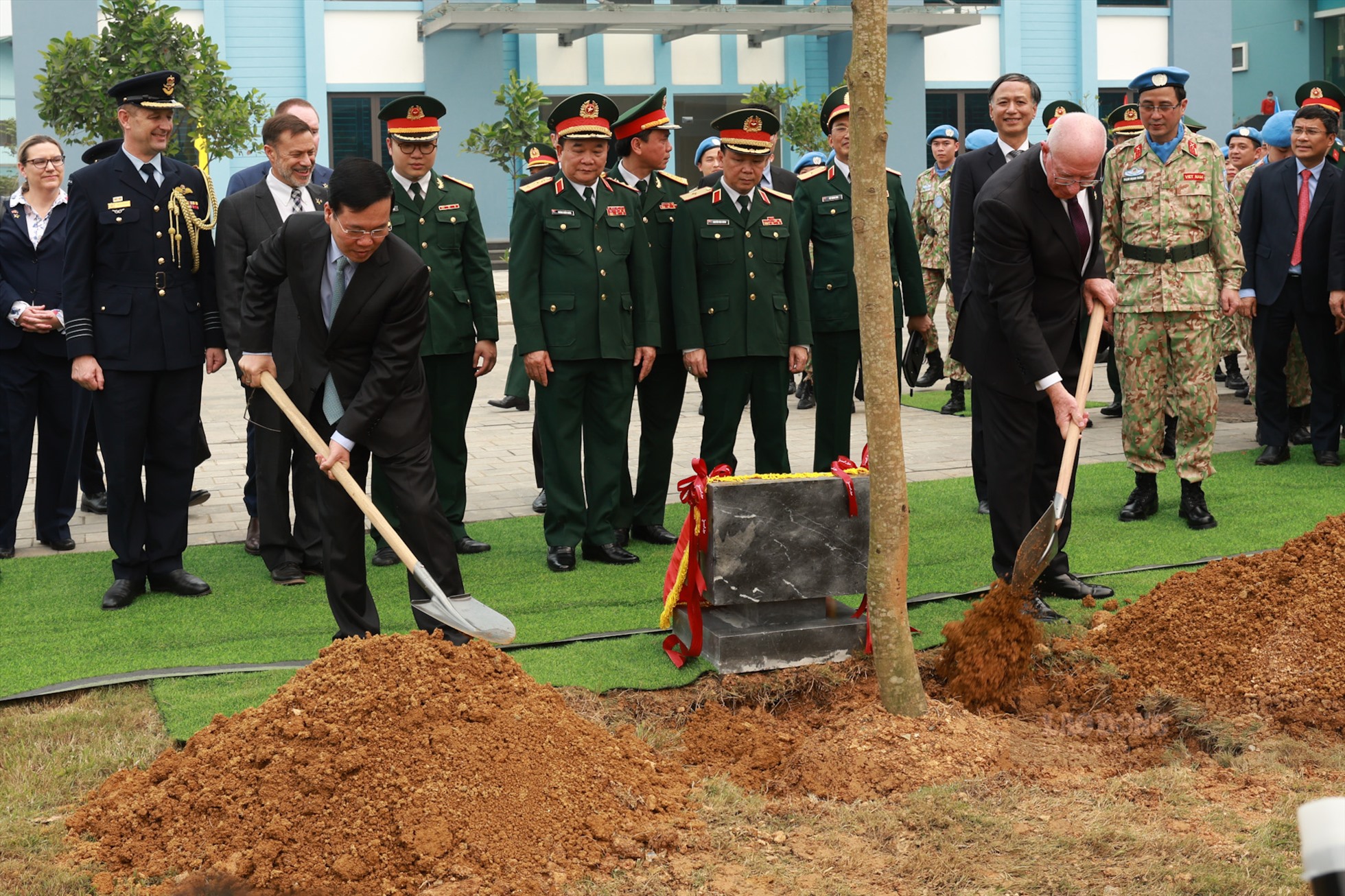 Chủ tịch nước Võ Văn Thưởng và ngài Toàn quyền Australia trồng cây lưu niệm.