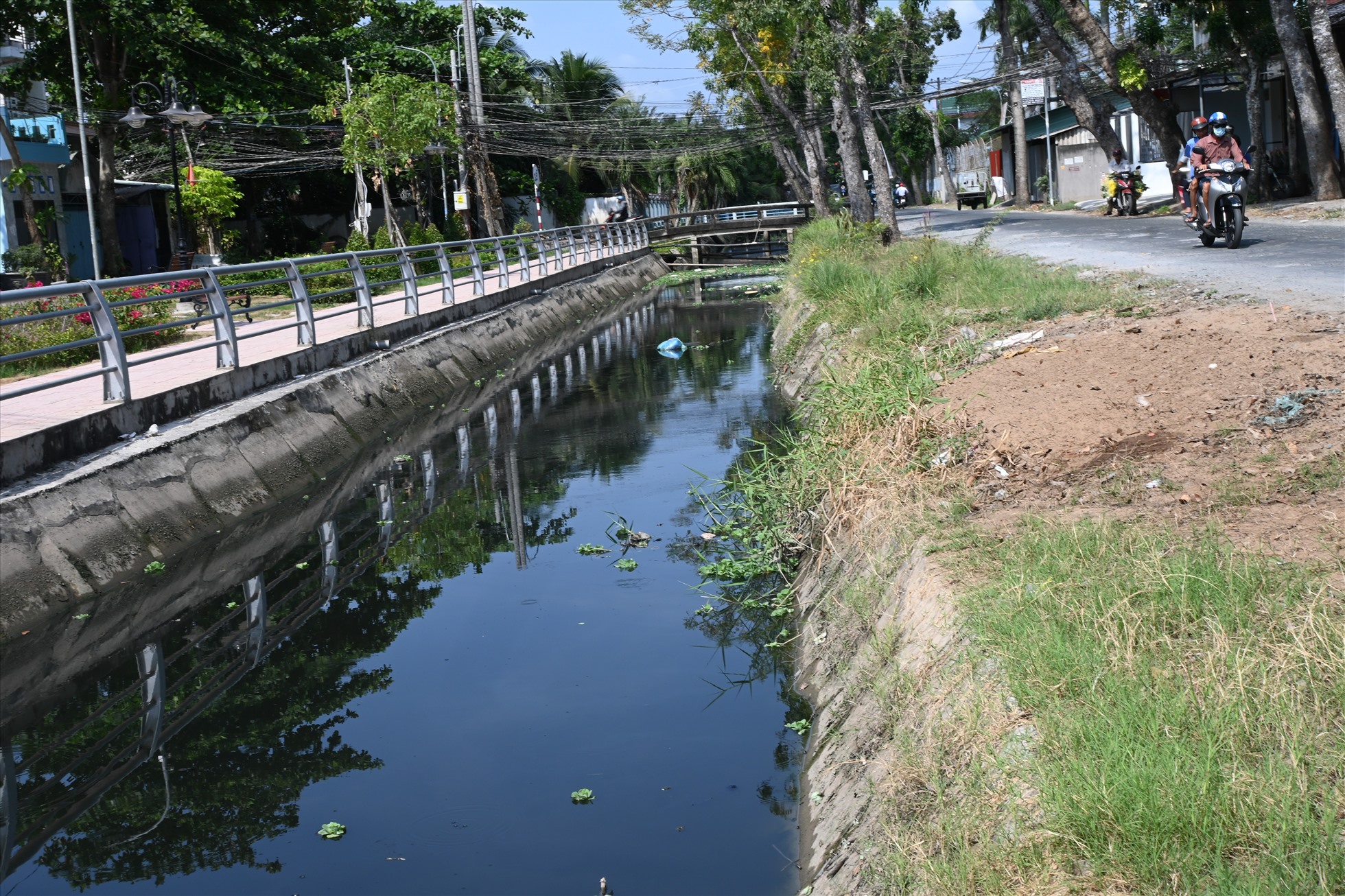 Nước dưới kênh Trần Thị Thơm (thuộc địa bàn phường 9, TP Mỹ Tho, tỉnh Tiền Giang) đen ngòm, bốc mùi hôi thối. Ảnh: Thành Nhân