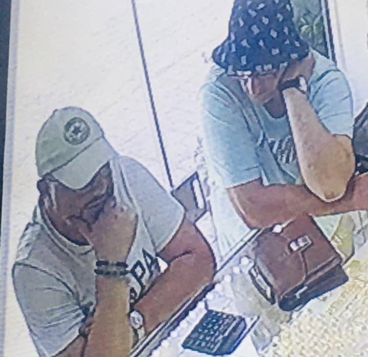 2 đối tượng người nước ngoài thực hiện hành vi tráo đổi tiền giả tại tiệm vàng ở Phan Thiết. Ảnh: Người dân cung cấp