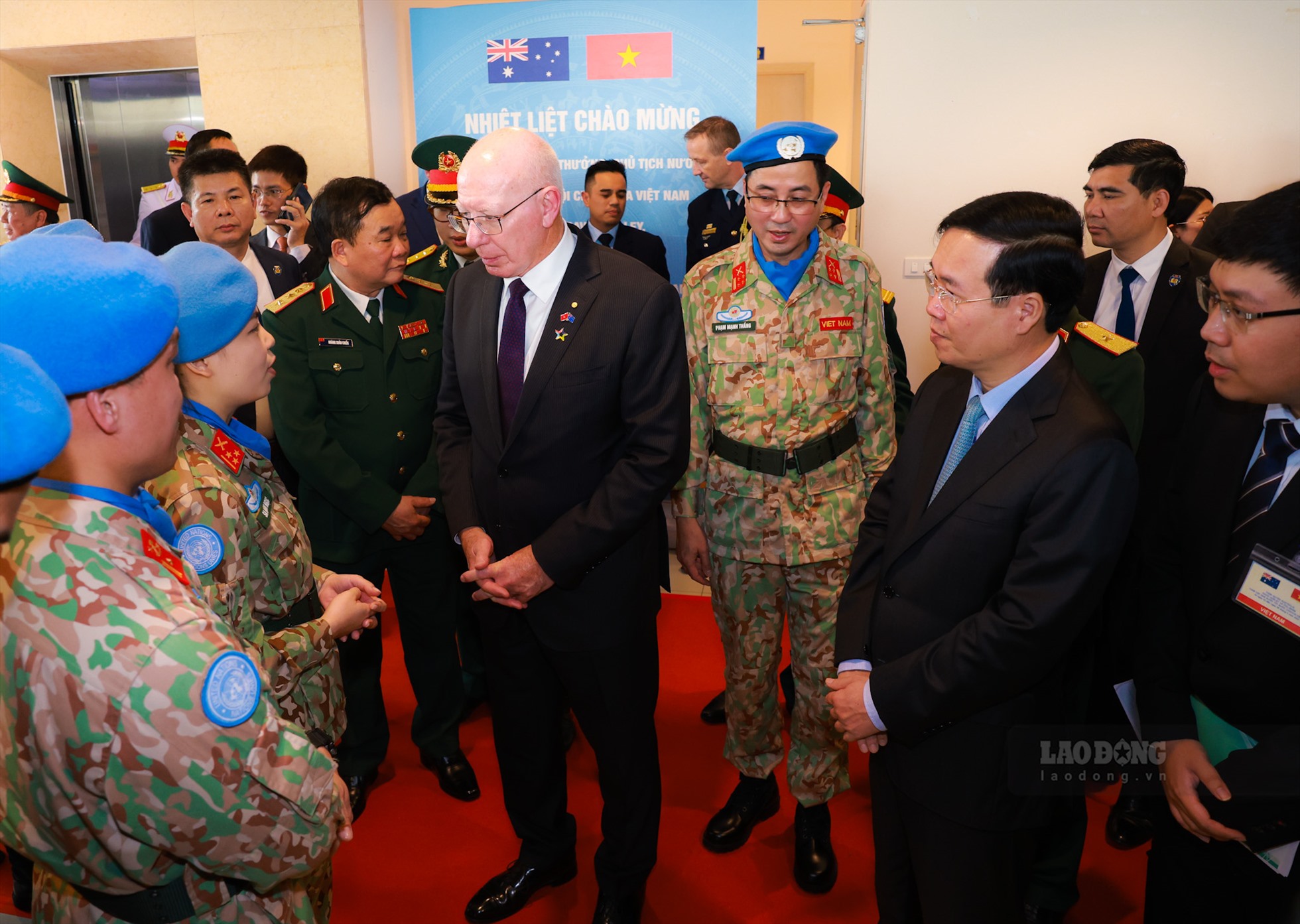 Chủ tịch nước Võ Văn Thưởng và Ngài Toàn quyền Australia David Hurley giao lưu với Lực lượng gìn giữ hòa bình Việt Nam. Ảnh: Hải Nguyễn