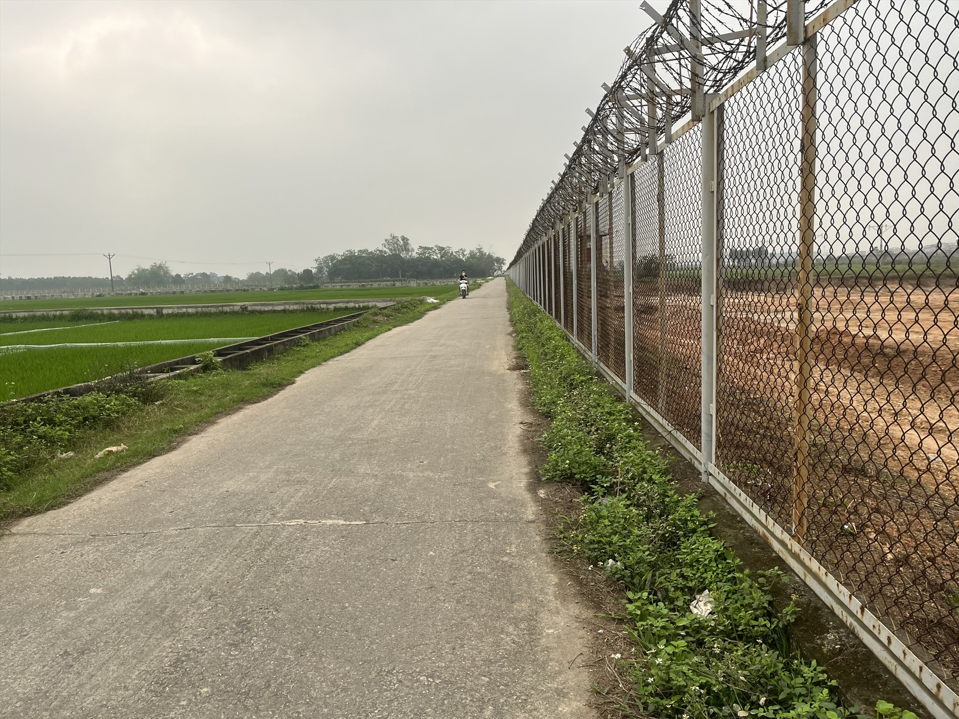 Chính quyền địa phương dự kiến mở rộng đường vào thôn Đồng Giá. Ảnh Tường vân
