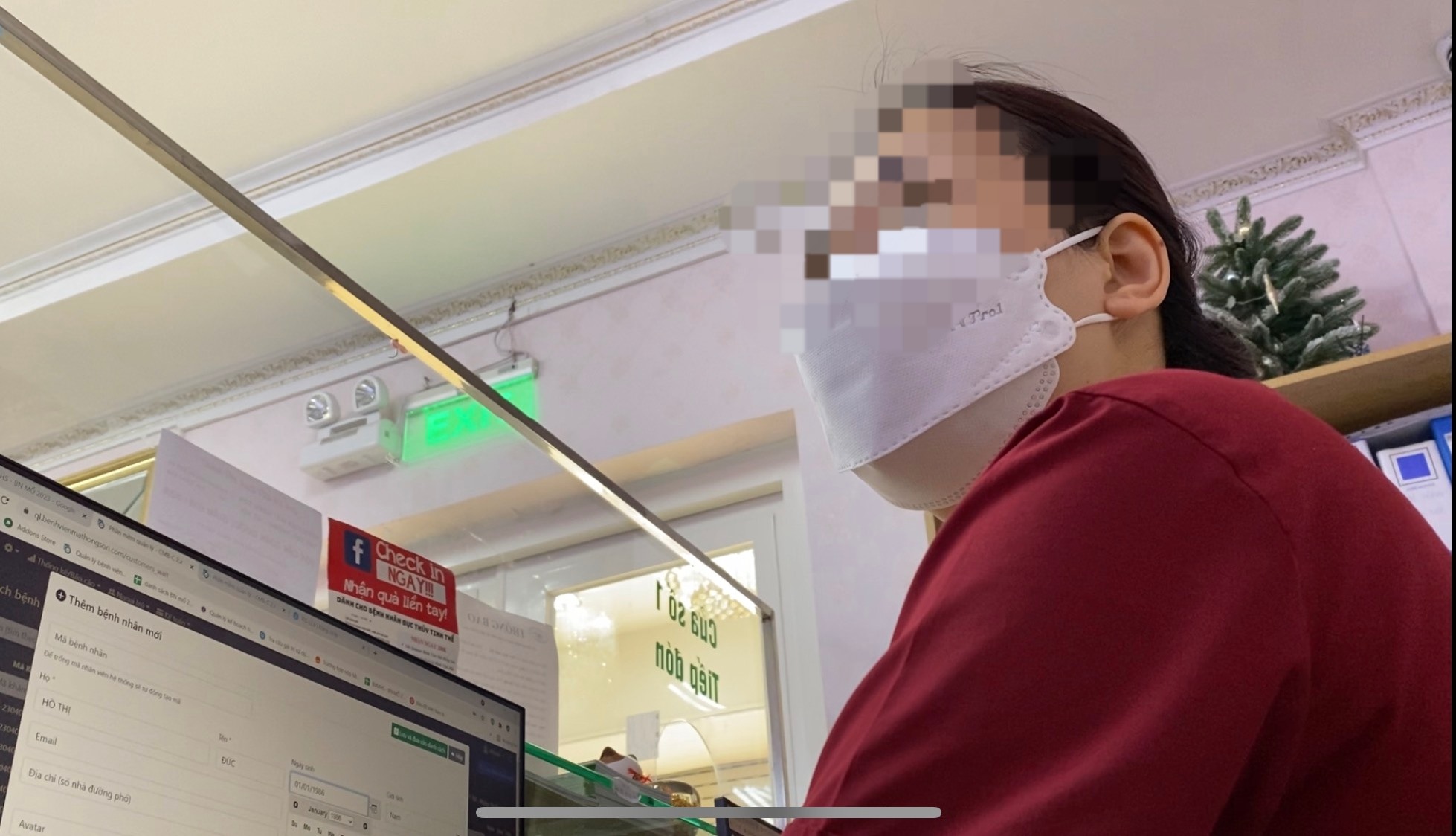 Nhân viên Bệnh viện Hồng Sơn khẳng định bác sĩ nào ở BV Mắt TW khám thì sẽ là người mổ trực tiếp cho bệnh nhân ở BV Hồng Sơn, muốn đặt bác sĩ khác mổ cũng không được. Ảnh: PV Lao Động