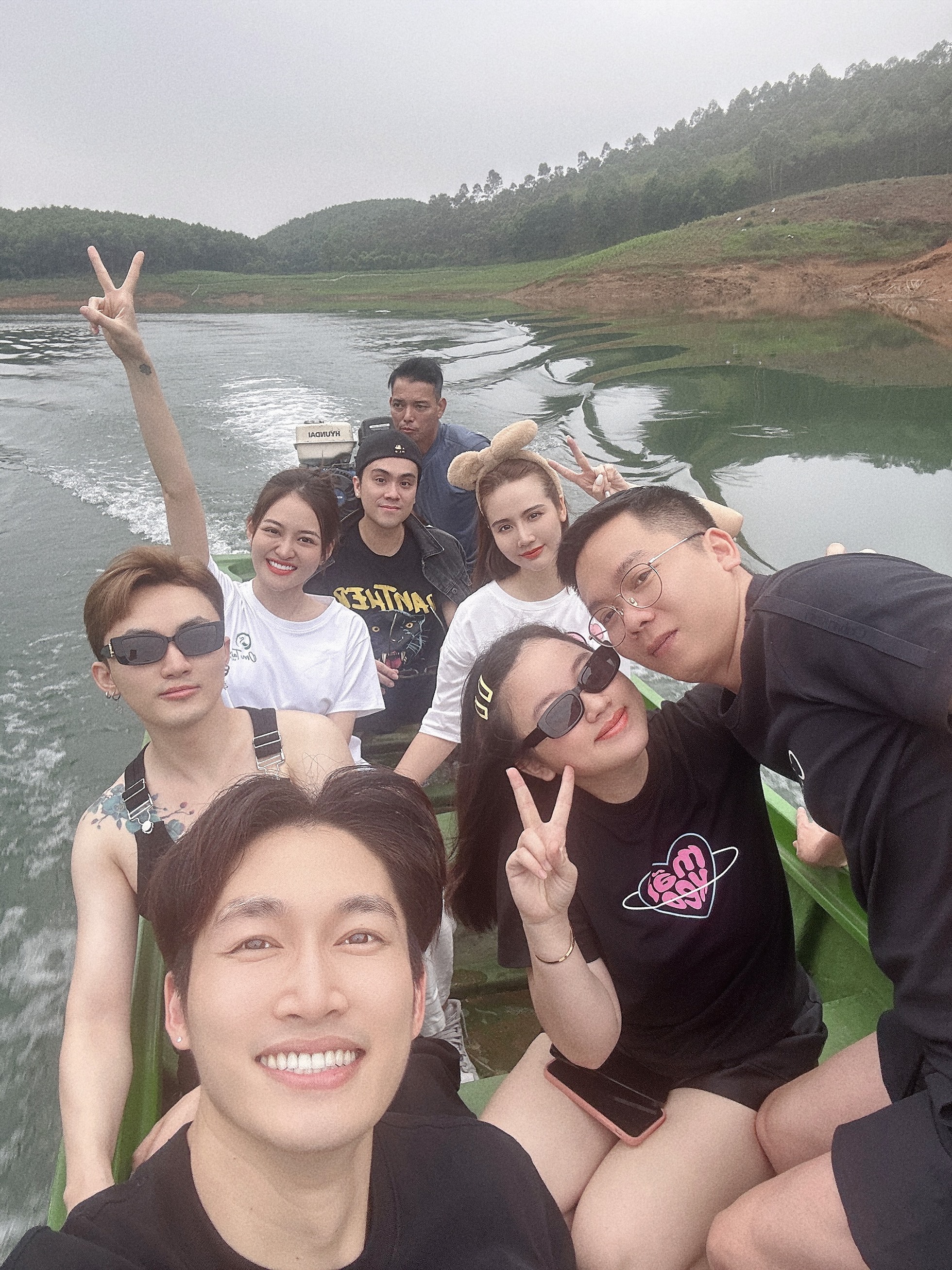 Thuỳ Anh và dàn sao du lịch Yên Bái.