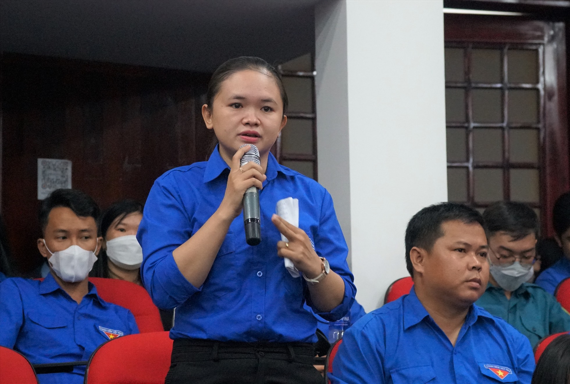 Nguyễn Thị Tố Quyên, chi đoàn quận Ô Môn đặt câu hỏi tại hội nghị. Ảnh: Bích Ngọc